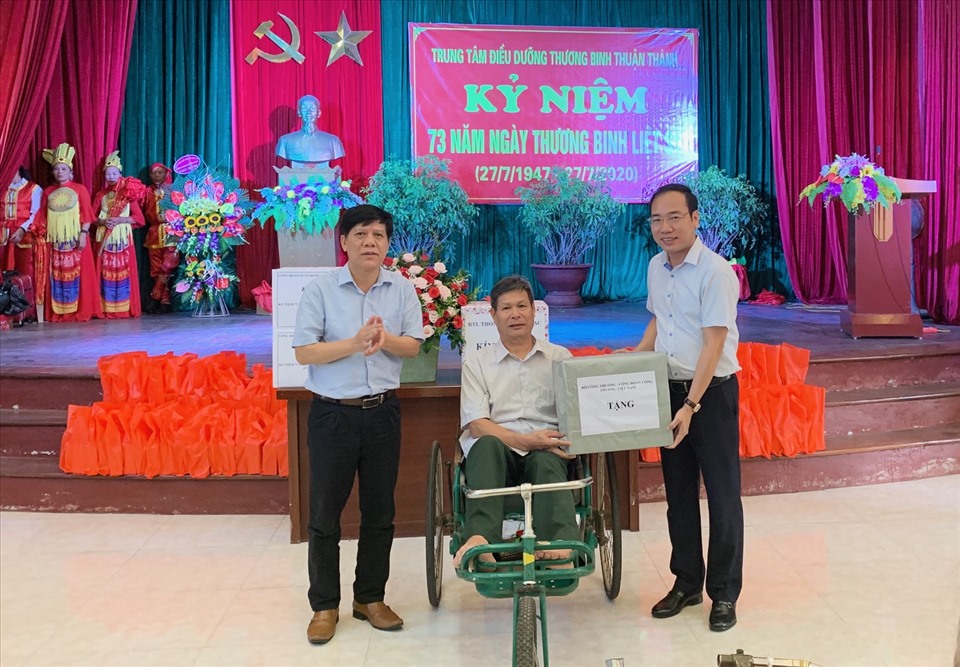 Đồng chí Trần Quang Huy - Chủ tịch Công đoàn Công thương Việt Nam tặng quà thương binh tại Trung tâm Điều dưỡng thương binh Thuận Thành. Ảnh: Mạnh Thắng
