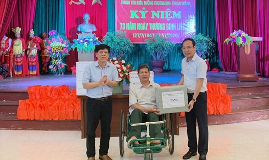 Đồng chí Trần Quang Huy - Chủ tịch Công đoàn Công thương Việt Nam tặng quà thương binh tại Trung tâm Điều dưỡng thương binh Thuận Thành. Ảnh: Mạnh Thắng