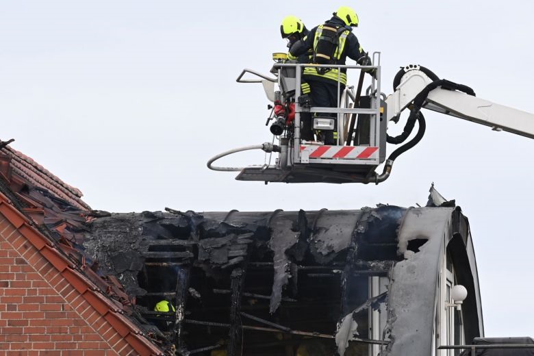 Lực lượng cứu hộ đang làm việc tại hiện trường vụ máy bay siêu nhẹ đâm vào một ngôi nhà ở Wesel, Đức. Ảnh: AFP