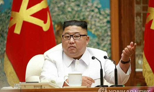 Ông Kim Jong-un chủ trì cuộc họp khẩn về COVID-19 hôm 26.7. Ảnh: Yonhap/Rodong Sinmun