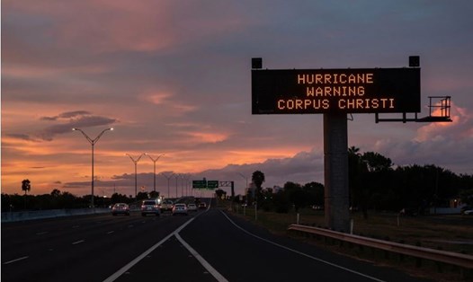 Cảnh báo bão trên đường phố ở Corpus Christi,Texas ngày 24.7,  trước khi cơn bão đổ bộ. Ảnh: NYTimes
