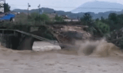 Cầu Lạc Xương ở tỉnh An Huy bị sóng đánh sập. Ảnh: CCTV