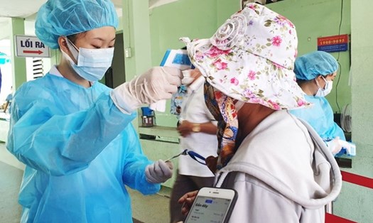 Bệnh viện Đà Nẵng lập chốt, siết chặt việc ra vào thăm nuôi người bệnh sau khi xuất hiện trường hợp nhiễm COVID-19 mới. Ảnh: Hữu Long.