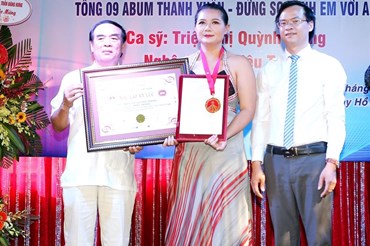 Ca sĩ Triệu Trang vinh dự nhận Kỷ lục Guiness Việt Nam. Ảnh: NVCC.