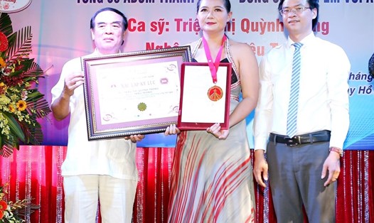 Ca sĩ Triệu Trang vinh dự nhận Kỷ lục Guiness Việt Nam. Ảnh: NVCC.