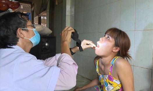 Bác sĩ kiểm tra sức khỏe người dân ở  thôn Thống Nhất, xã Đắk Nhau. Ảnh: Dương Bình