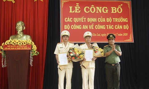 Hai tân Phó Giám đốc Công an tỉnh Gia Lai (từ trái qua) nhận quyết định bổ nhiệm. Ảnh: Gialaionline.