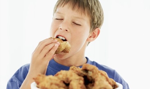 Trẻ ăn nhiều đồ chiên rán sẽ không tốt cho sức khoẻ và tuổi dậy thì. Ảnh nguồn: AFP.