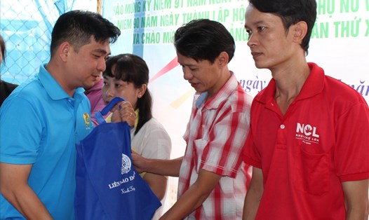Ông Nguyễn Trọng Nghĩa, Chủ tịch LĐLĐ Quận 8, tặng quà cho công nhân nhà trọ. Ảnh Đức Long.