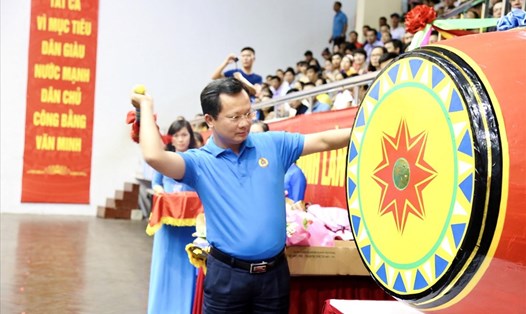 Ông Cao Tường Huy- Phó chủ tịch UBND tỉnh Quảng Ninh gióng trống khai mạc ngày hội. Ảnh: Thu Thảo