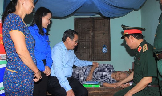 Lãnh đạo Bộ Quốc phòng và lãnh đạo UBND tỉnh Quảng Trị thăm hỏi, động viên Mẹ Việt Nam anh hùng. Ảnh: HT.