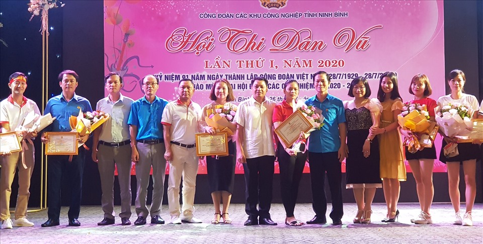 Ban tổ chức trao giải cho các đội thi. Ảnh: NT
