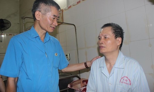 Phó Chủ tịch Tổng LĐLĐVN Trần Văn Thuật thăm hỏi các thương, bệnh binh tại Trung tâm Điều dưỡng Thương bệnh binh Kim Bảng (Hà Nam). Ảnh: Tú Quỳnh