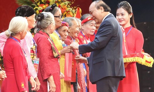 Thủ tướng Nguyễn Xuân Phúc trân trọng trao các phần quà tới những 
Bà mẹ Việt Nam Anh hùng. Ảnh: ANH TUẤN