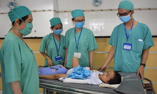 Bé Lê Văn Hào đang điều trị tại Bệnh viện Nhi đồng TP.Cần Thơ.