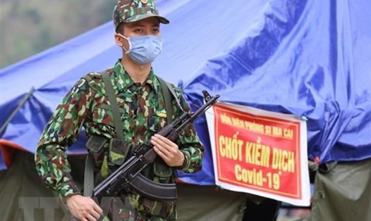Chiến sĩ Đồn Biên phòng Si Ma Cai, Bộ đội Biên phòng Lào Cai canh gác tại các chốt kiểm dịch. Ảnh: TTXVN