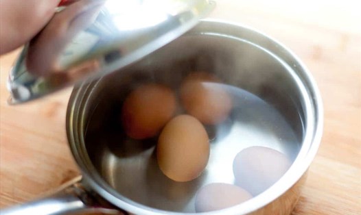 Luộc trứng quá lâu sẽ mất nhiều chất dinh dưỡng. Ảnh: Tuấn Đạt.