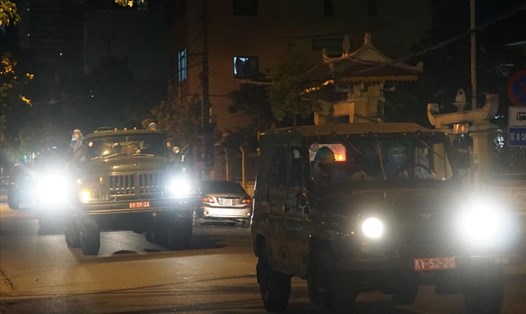 Quân đội phun khử trùng 2 bệnh viện bị phong tỏa ở Đà Nẵng. Ảnh: Hữu Long