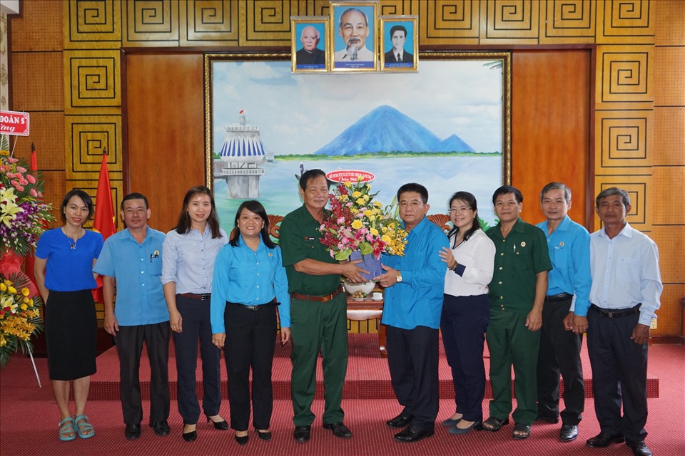 Các đơn vị đến thăm, tặng hoa và chúc mừng LĐLĐ tỉnh.