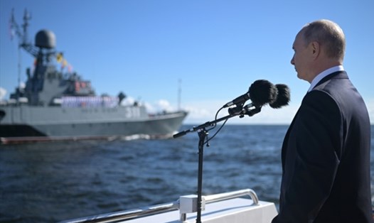 Tổng thống Nga Vladimir Putin phát biểu trong lễ duyệt binh hải quân. Ảnh: Sputnik