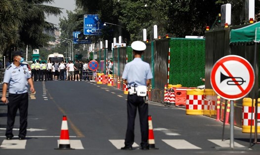 Cảnh sát Trung Quốc đứng gần Tổng lãnh sự quán Mỹ tại Thành Đô, tỉnh Tứ Xuyên, Trung Quốc sáng 27.7. Ảnh: Reuters.
