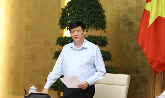 Quyền Bộ trưởng Bộ Y tế, GS.TS Nguyễn Thanh Long báo cáo tại cuộc họp. Ảnh Hoàng Lê