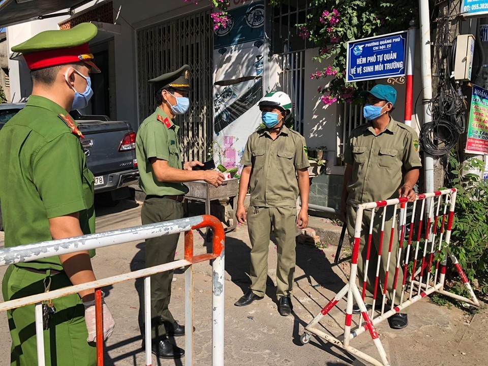 Lực lượng chức năng phong tỏa nơi bệnh nhân 419 sinh sống. Ảnh: Thanh Ba