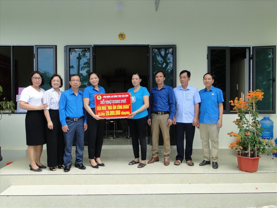 Lãnh đạo Liên đoàn Lao động tỉnh trao kinh phí hỗ trợ sửa nhà cho đoàn viên Nguyễn Thị Lệ. Ảnh: B.Mạnh