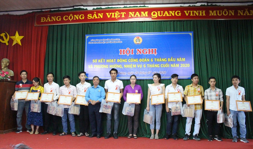 CĐ ngành Dệt may trao giấy khen cho cá nhân xuất sắc trong phong trào thi đua “Lao động giỏi, lao động sáng tạo” dịp sơ kết hoạt động 6 tháng đầu năm. Ảnh: Dương Bình