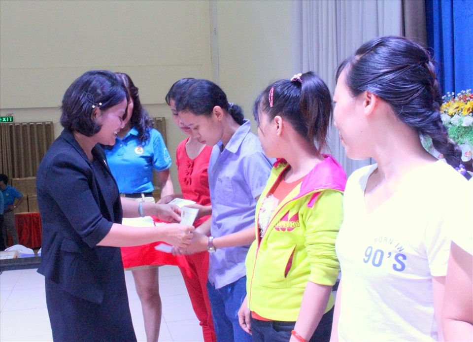 Trao quà cho công nhân gặp khó khăn. Ảnh: Dương Bình