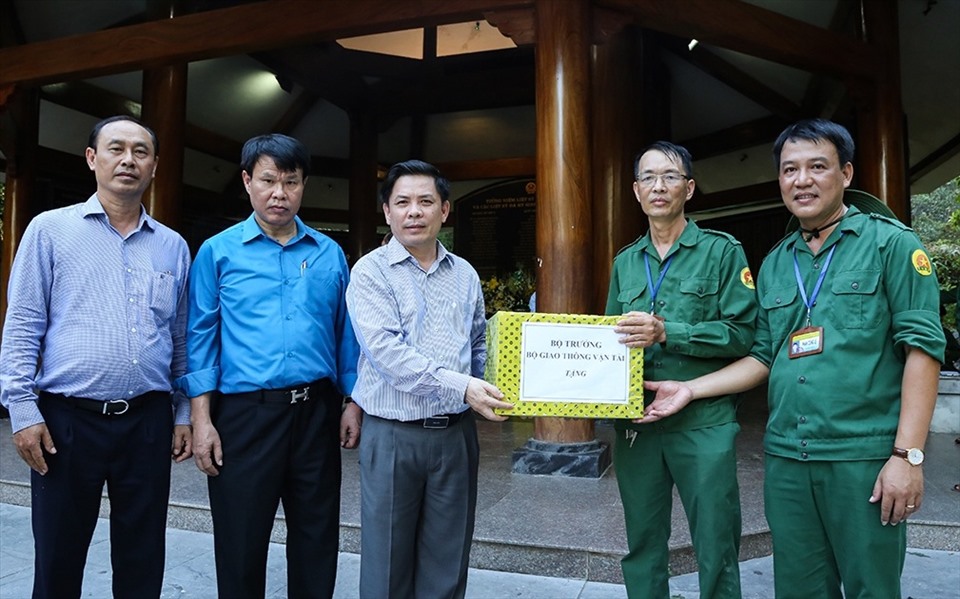 Bộ trưởng Nguyễn Văn Thể (thứ ba từ trái sang), Chủ tịch CĐ GTVT Việt Nam Đỗ Nga Việt (thứ tư từ trái sang) trao quà cho cán bộ làm nhiệm vụ trông coi Khu di tích lịch sử Đồng Lộc. Ảnh: Quốc Thế