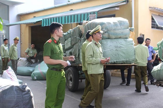 Lực lượng Quản lý thị trường Đà Nẵng tăng cường kiểm tra phòng chống đầu cơ, nâng giá, hàng giả trên thị trường. (ảnh QLTT ĐN)