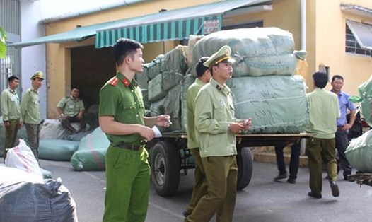 Lực lượng Quản lý thị trường Đà Nẵng tăng cường kiểm tra phòng chống đầu cơ, nâng giá, hàng giả trên thị trường. (ảnh QLTT ĐN)