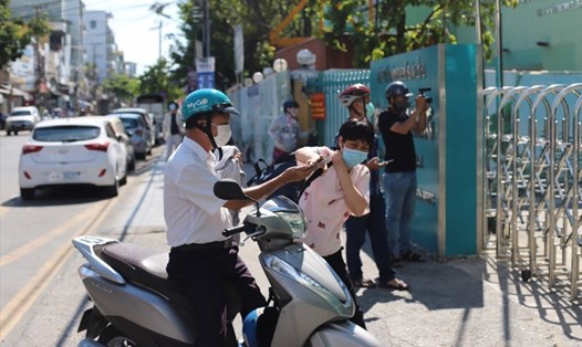 Y bác sĩ Bệnh viện Đà Nẵng trở lại bệnh viện theo lệnh cách ly. Ảnh: Hữu Long