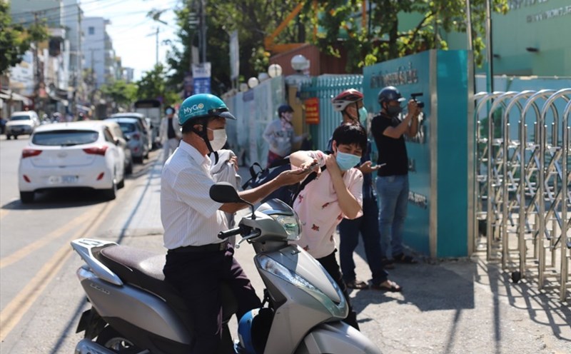 Y bác sĩ Bệnh viện Đà Nẵng trở lại bệnh viện theo lệnh cách ly. Ảnh: Hữu Long