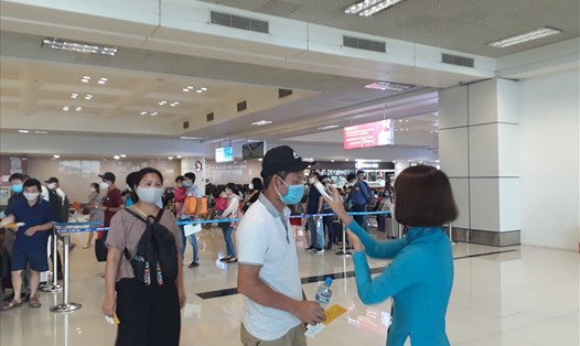 Kiểm tra thân nhiệt hành khách tại sân bay Nội Bài. Ảnh ĐT