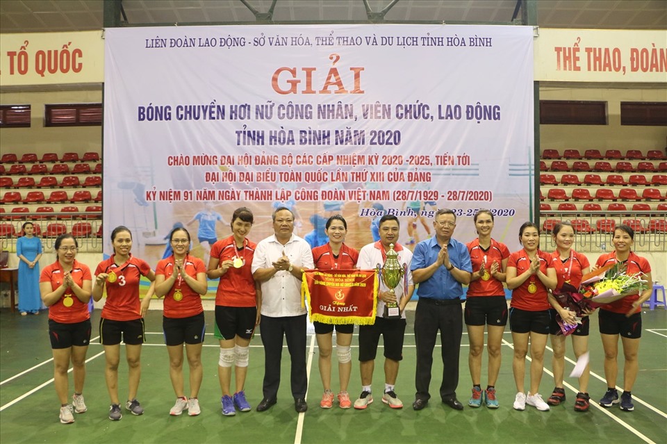 Ban Tổ chức trao giải Nhất cho đội LĐLĐ Lạc Thủy. Ảnh: Mạnh Cường.