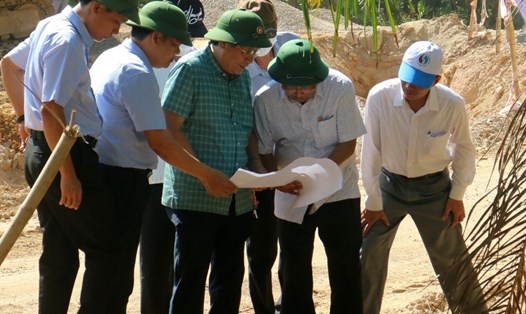 Lãnh đạo tỉnh Quảng Trị tìm phương án dẫn nước thải tránh xa nguồn nước sông Vĩnh Phước. Ảnh: TN.