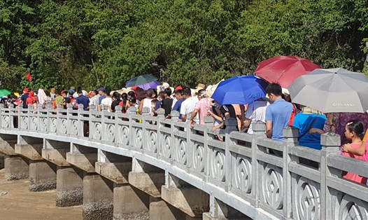 Ngày 27.7, lượng khách thăm vịnh Hạ Long vẫn ở mức cao - đạt khoảng 26.000 khách. Ảnh: Nguyễn Hùng