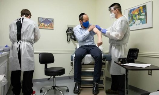 Tình nguyện viên thử vaccine COVID-19 của Moderna Rabbi Shmuel Herzfeld chuẩn bị tiêm vaccine hôm 27.7. Ảnh: Washington Post.
