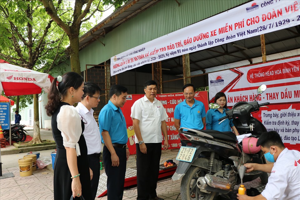 Đoàn viên công đoàn tỉnh Yên Bái được bảo dưỡng xe máy miên phí. Ảnh: Thu Hiền