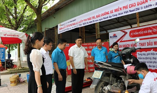 Đoàn viên công đoàn tỉnh Yên Bái được bảo dưỡng xe máy miên phí. Ảnh: Thu Hiền