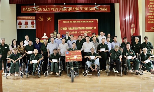 Đoàn công tác của BHXH Việt Nam tặng quà thương, bệnh binh. Ảnh: Thư Anh