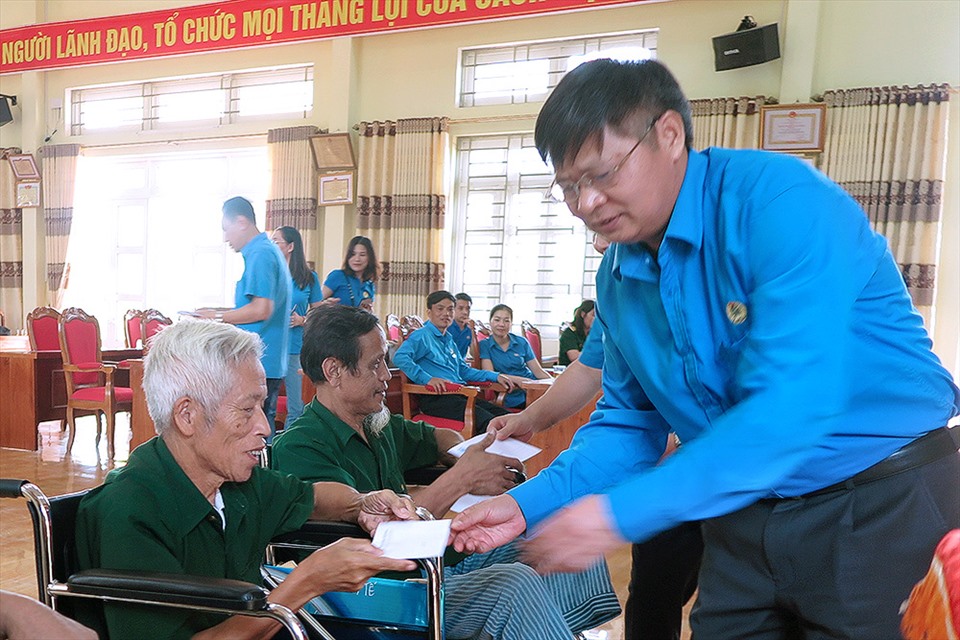 Đồng chí Phan Văn Anh – Phó Chủ tịch Tổng LĐLĐ Việt Nam trao quà cho thương bệnh binh. Ảnh: Hoàng Tuấn