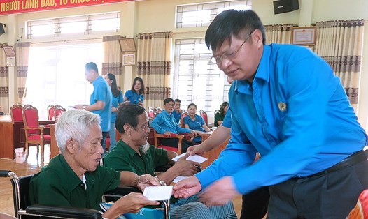 Đồng chí Phan Văn Anh – Phó Chủ tịch Tổng LĐLĐ Việt Nam trao quà cho thương bệnh binh. Ảnh: Hoàng Tuấn