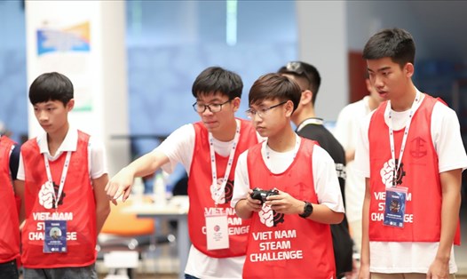 21 đội chơi đến từ 21 trường THPT ở nhiều tỉnh, thành phố đã hội quân tranh tài Cuộc thi Robotics 'Vietnam STEAM Challenge 2020. Ảnh: Minh Khang