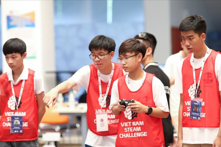 Hàng trăm học sinh THPT so tài cuộc thi Robotics đầy kịch tính