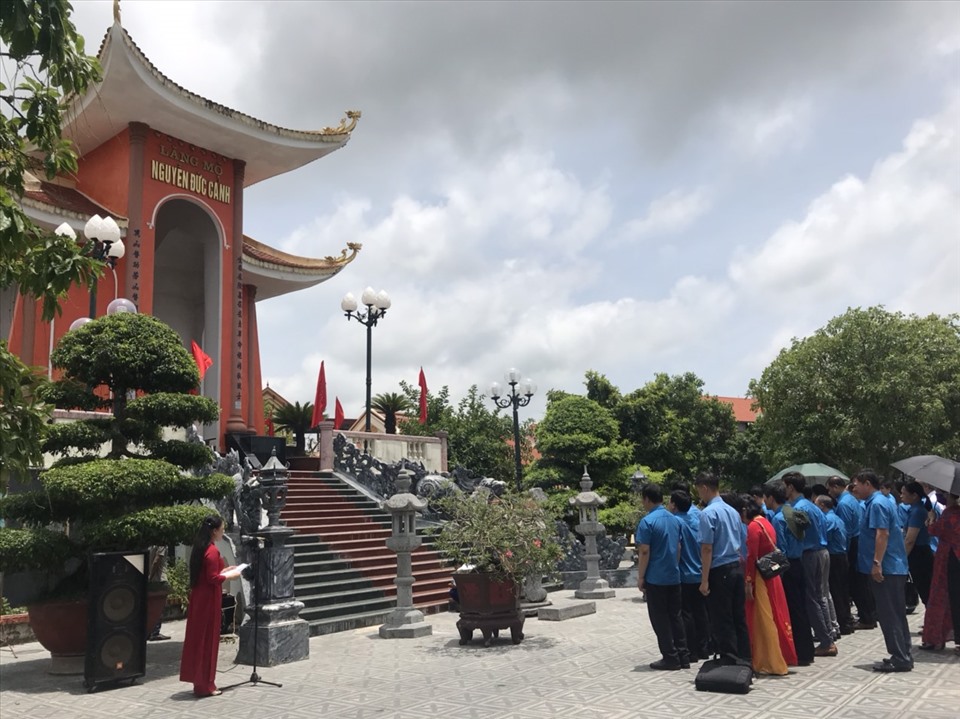 Đoàn đã đến dâng hương, báo công với đồng chí Nguyễn Đức Cảnh. Ảnh: Thu Nguyệt