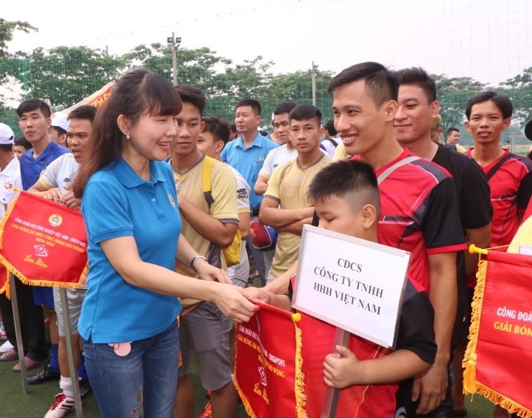Bà Đặng Thị Kim Chi-Chủ tịch Công đoàn VSIP  tặng cờ lưu niệm cho các đội bóng.Ảnh: Khánh Phong