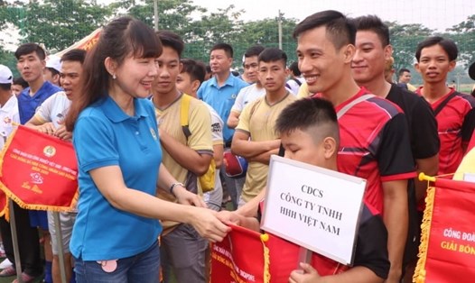 Bà Đặng Thị Kim Chi-Chủ tịch Công đoàn VSIP  tặng cờ lưu niệm cho các đội bóng.Ảnh: Khánh Phong